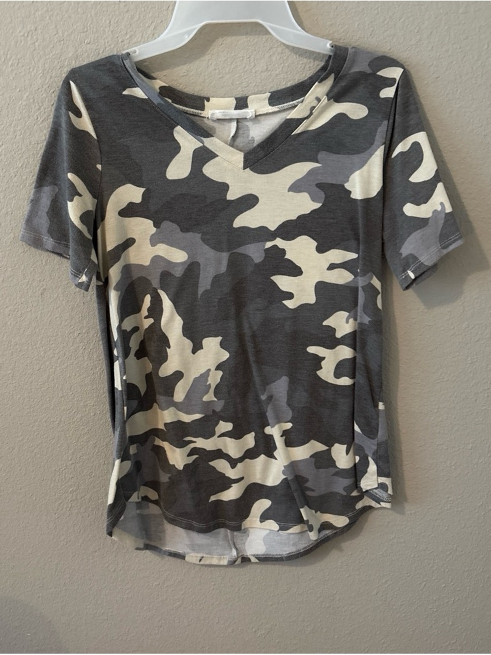 Women’s Short Sleeve V-Neck Camo Tee - Gray & Cream